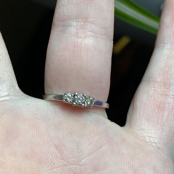 💛 14k Trilogy Diamond Ring - Picture 4 of 9